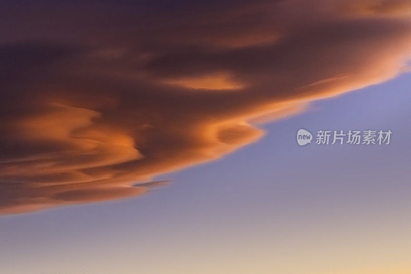 在阿根廷巴塔哥尼亚，巨大的云在黎明戏剧性的天空