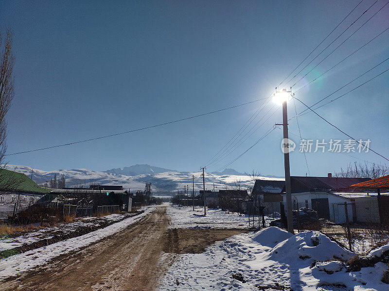 冬天山村街道的景色