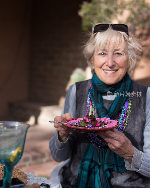 女人在外面用生日蛋糕庆祝