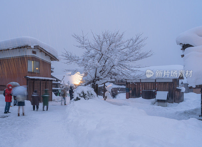 白川乡的夜晚，在日本的冬天，厚厚的积雪