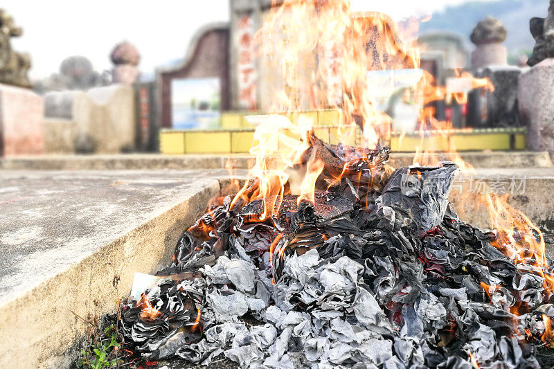 马来西亚清明节时烧纸钱和其他祭品