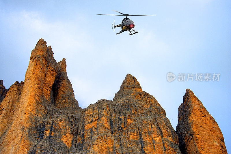 乘坐直升飞机游览意大利白云石阿尔卑斯山脉拉瓦雷多岛