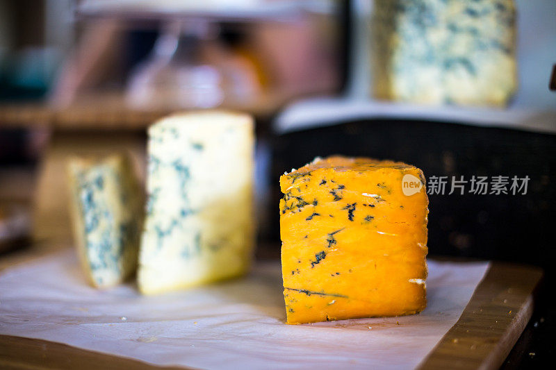 不同品种的蓝纹奶酪在食品市场排成一排