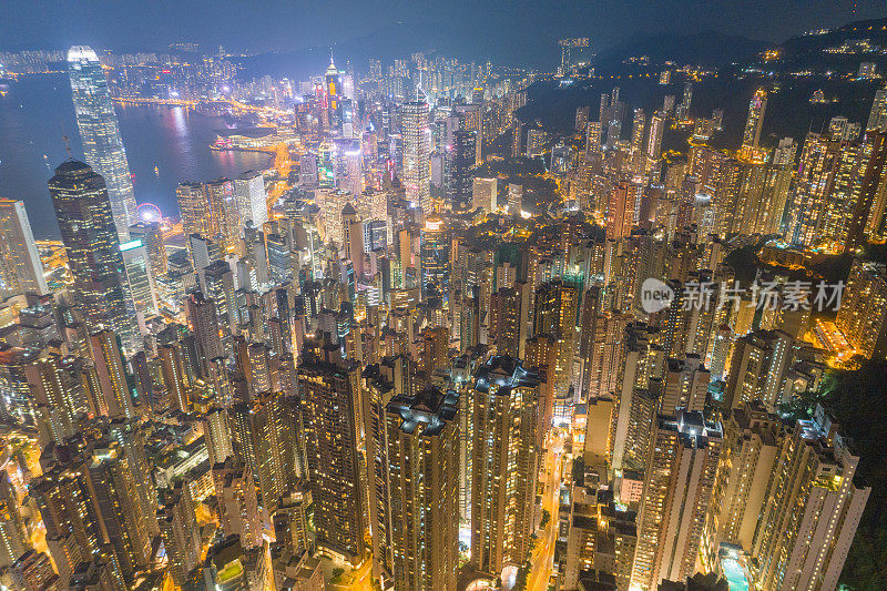 鸟瞰图的香港城市天际线和维多利亚港日落在中国