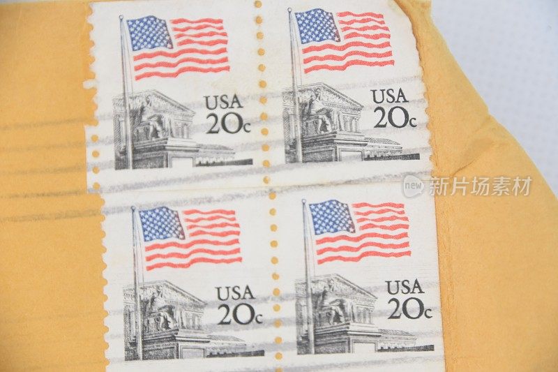 一个白色背景上有美国邮票的旧信封