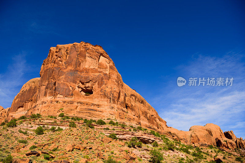 犹他州山上的岩石和晴朗的天空