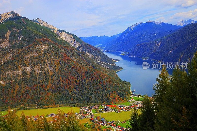 秋天，奥地利的阿钦湖和佩蒂绍和泰洛卡温德尔阿尔卑斯山