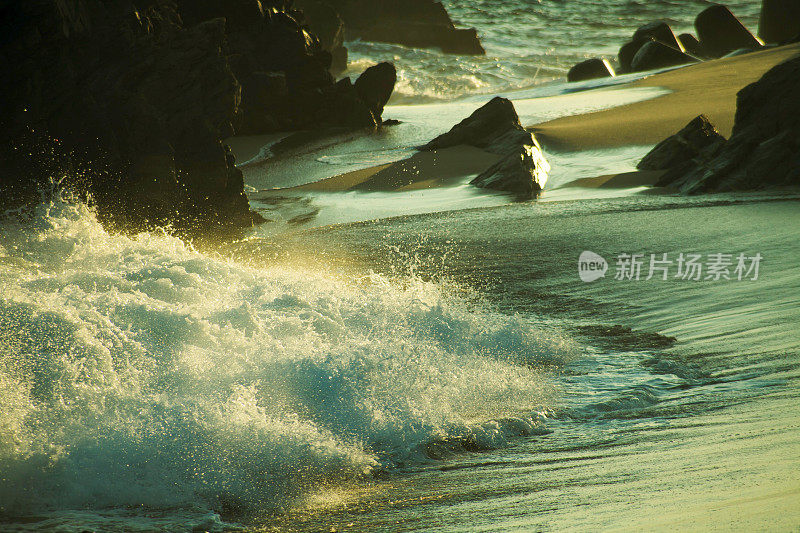 波浪在早晨被太阳散射