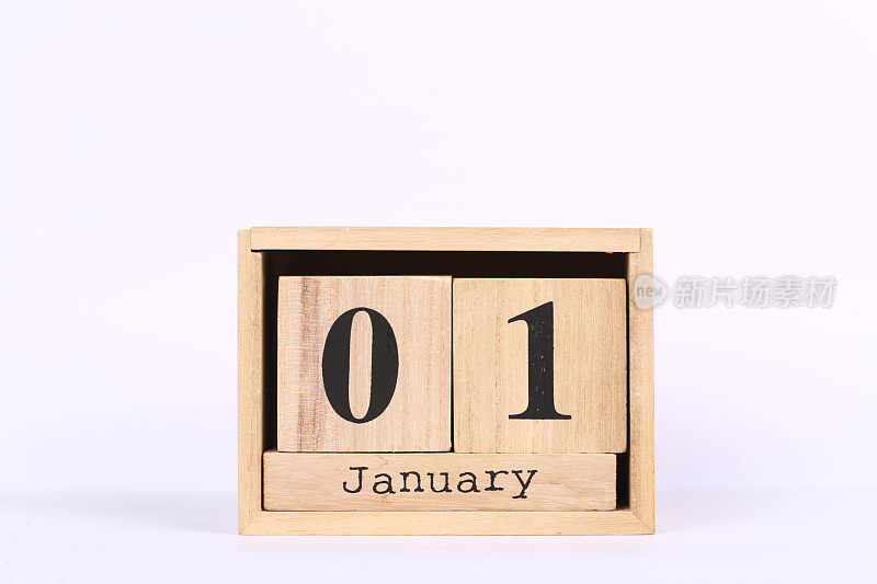 木制立方体日历，日期为1月1日。概念日历年与复制空间隔离在白色背景
