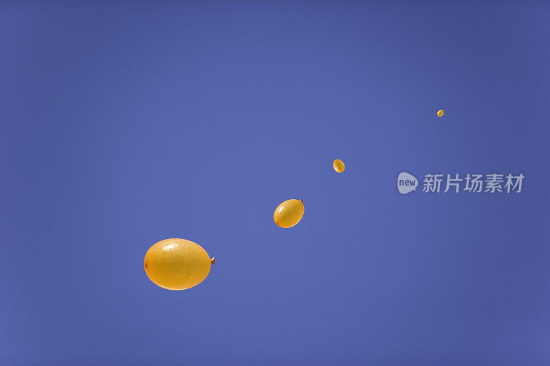 气球漂浮在蓝天上