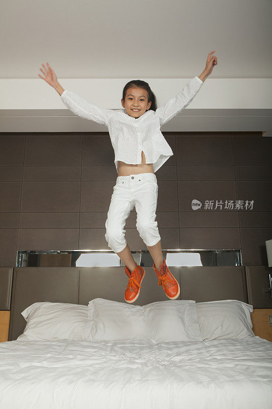 中国女孩在床上跳