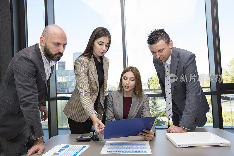 商人和女商人在现代办公室用笔记本电脑工作