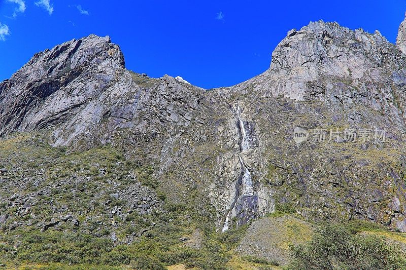 瀑布在科迪勒拉布兰卡，戏剧性的风景-瓦拉兹，安第斯，秘鲁