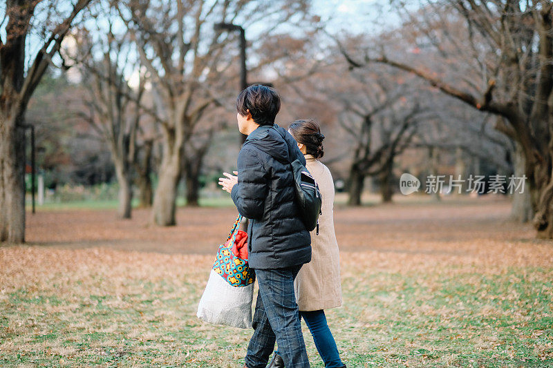 一对情侣在秋天公园散步