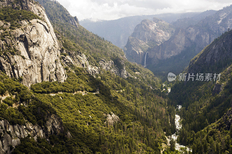 约塞米蒂山谷，布赖达韦尔瀑布，默塞德河和绿色松林