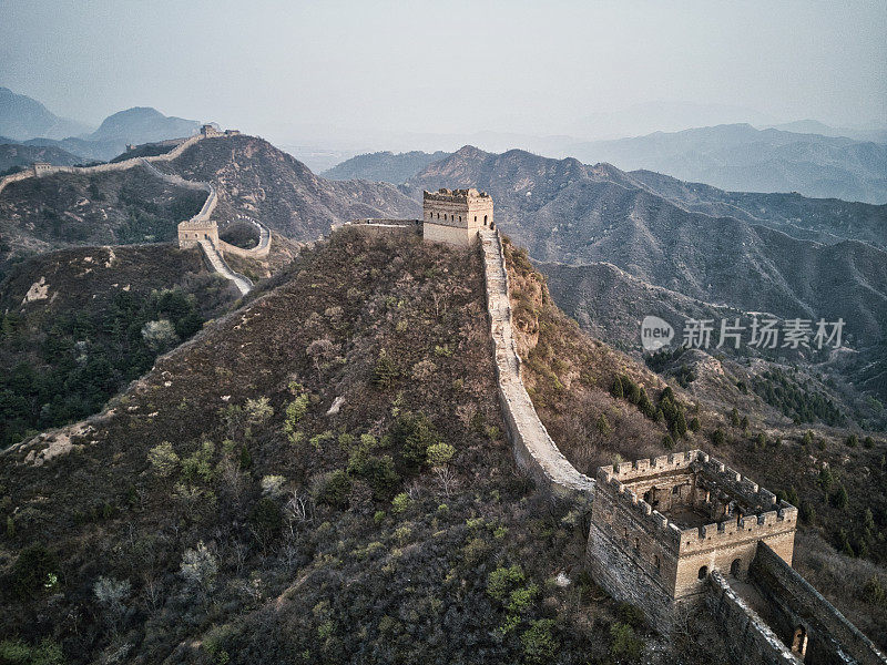 日落时分长城上的无人机镜头