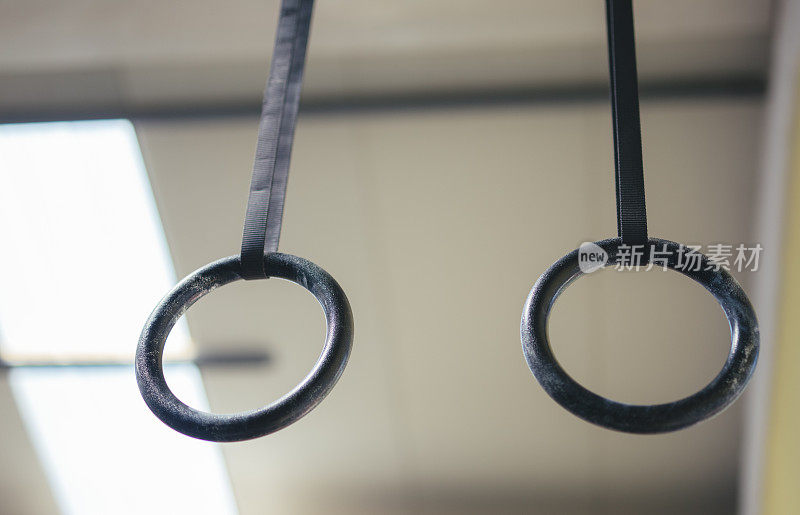 健身房里的吊环