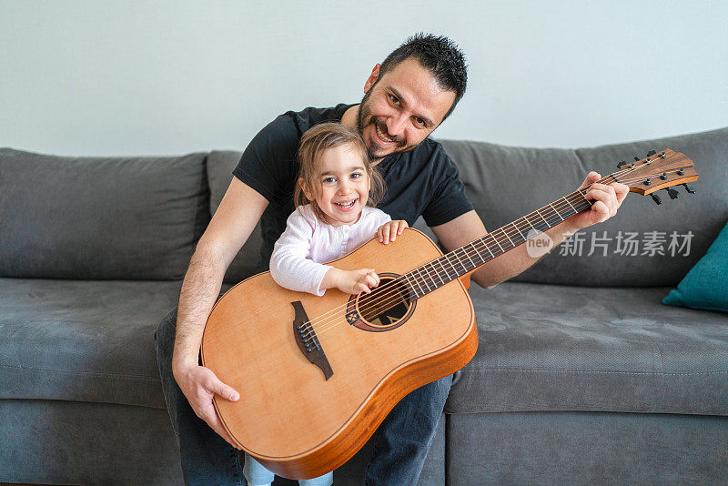 父亲和女儿玩吉他