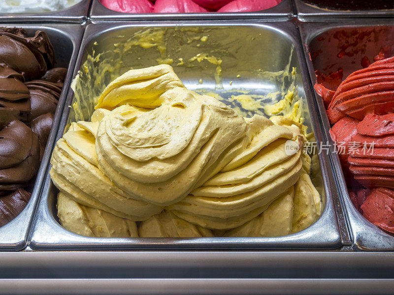 冰淇淋冻酸奶五颜六色的服务柜台客厅与许多舀口味