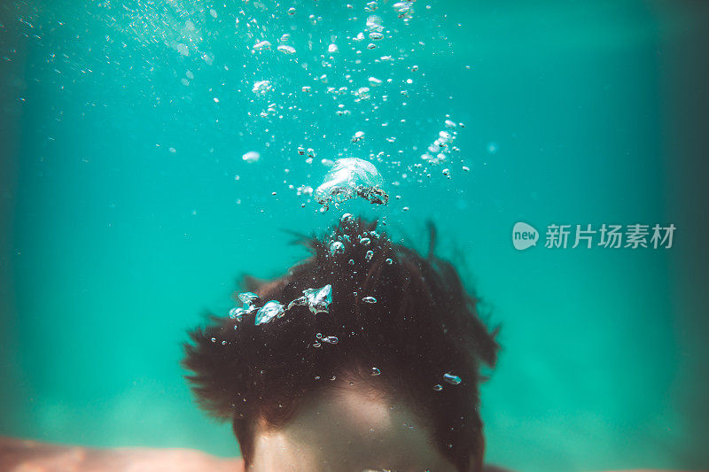 男孩潜水，水下的乐趣