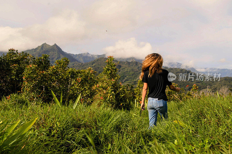 44岁的中年妇女在夏威夷考艾岛北岸享受快乐时光