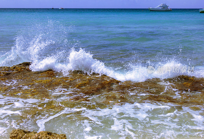 海浪拍打着海滩上的石头。