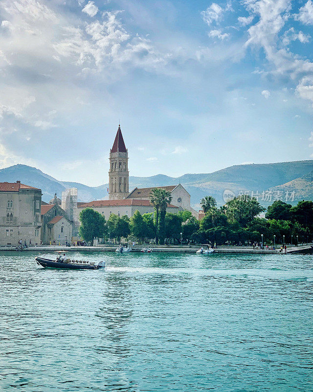 克罗地亚亚得里亚海，13世纪的特罗吉尔大教堂和钟楼