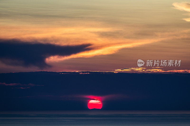 在希腊古代密提那省的莫利沃斯，日落时的云景与戏剧性的天空和大海