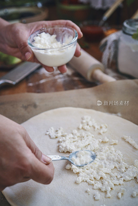 准备牛油果素食披萨配白干酪和辣椒