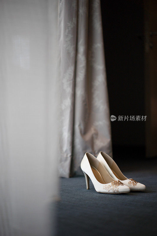 白色高跟鞋的婚礼新娘