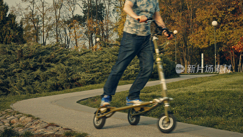适合老年人在公园骑滑板车。退休的活动
