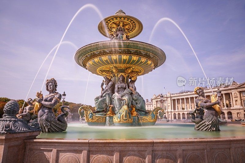 长时间曝光:法国巴黎协和广场上的喷泉模糊了水面