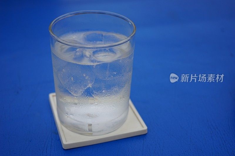 一杯装满冰块的水