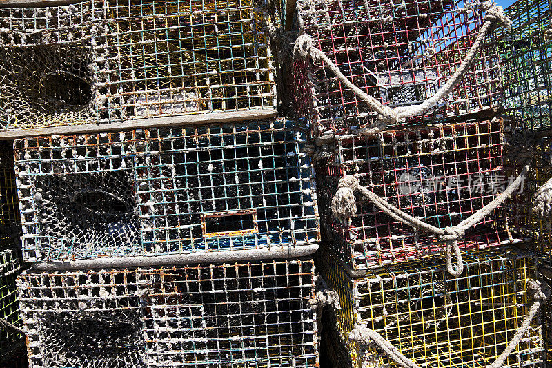 码头上一堆五颜六色的老式捕虾器