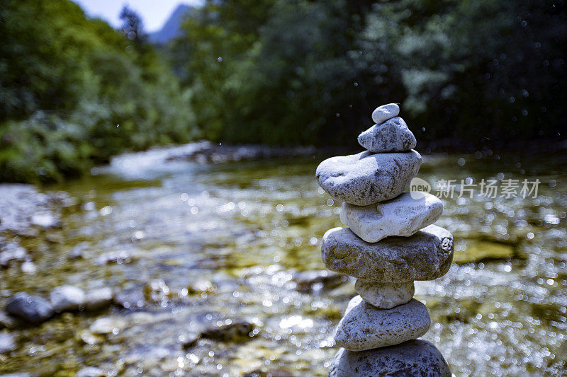 在雨中的河流上堆砌岩石