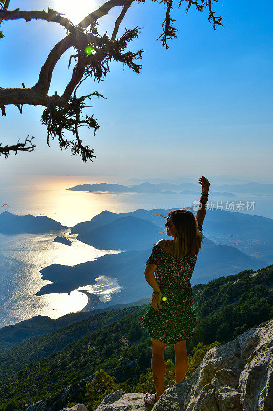 站在山顶看风景的女人。