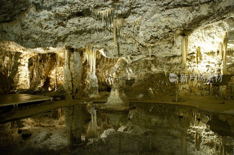 洞穴里有钟乳石和石笋