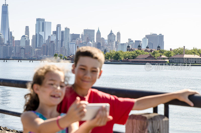 两个孩子在曼哈顿的天际线上自拍