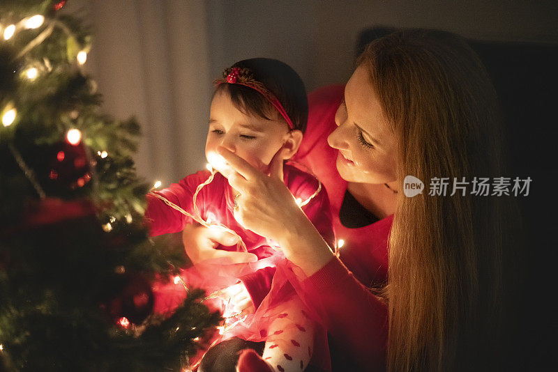 第一次圣诞派对上的漂亮小女孩