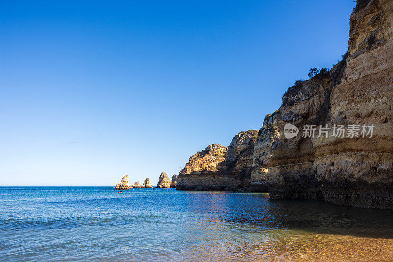 葡萄牙阿尔加维普拉亚多纳阿纳海滩碧绿的海水和悬崖