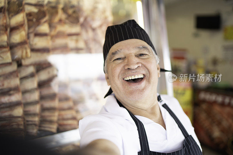 高级屠夫在肉店自拍