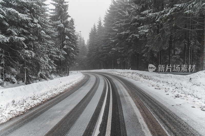 白雪覆盖的道路