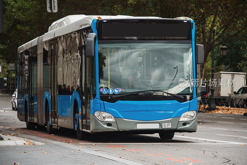 现代蓝色城市公交车