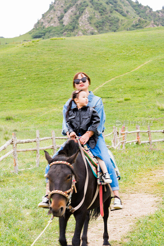 妈妈和女儿在骑马
