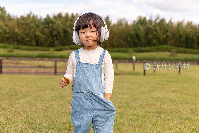 日本儿童戴蓝牙耳机。