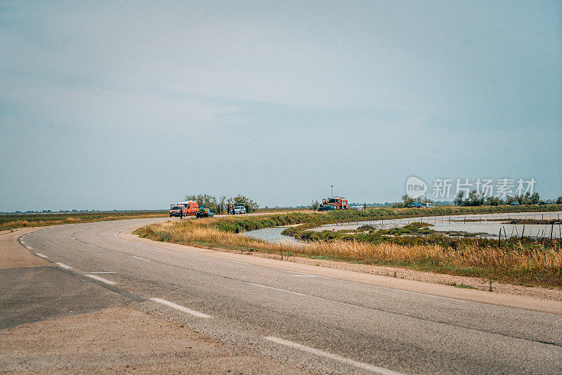 普罗旺斯蜿蜒的道路上的汽车