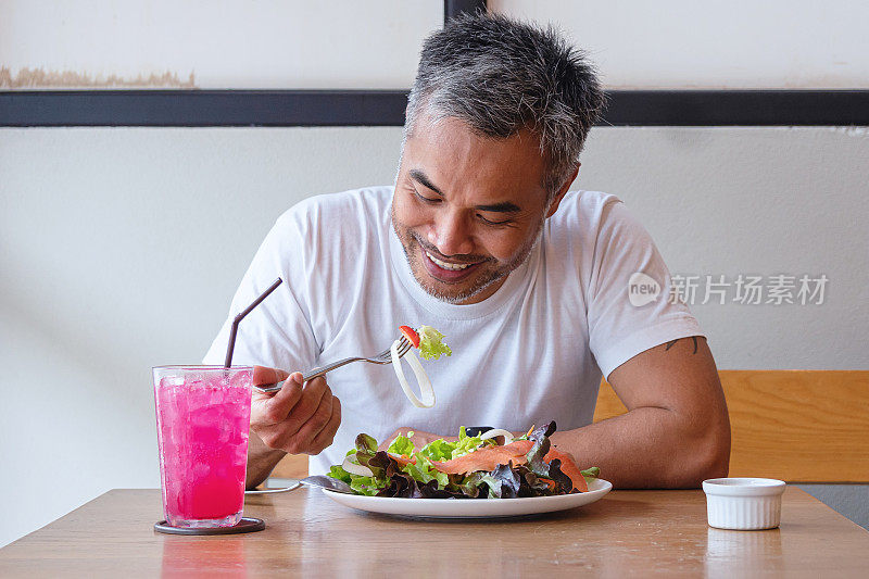 年轻快乐的男人享受着健康的饮食