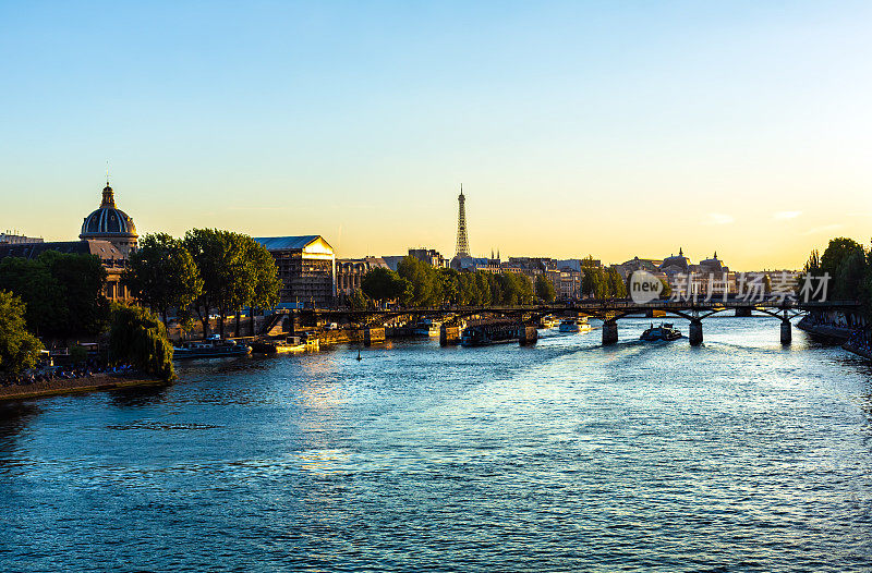 埃菲尔铁塔和塞纳河的巴黎