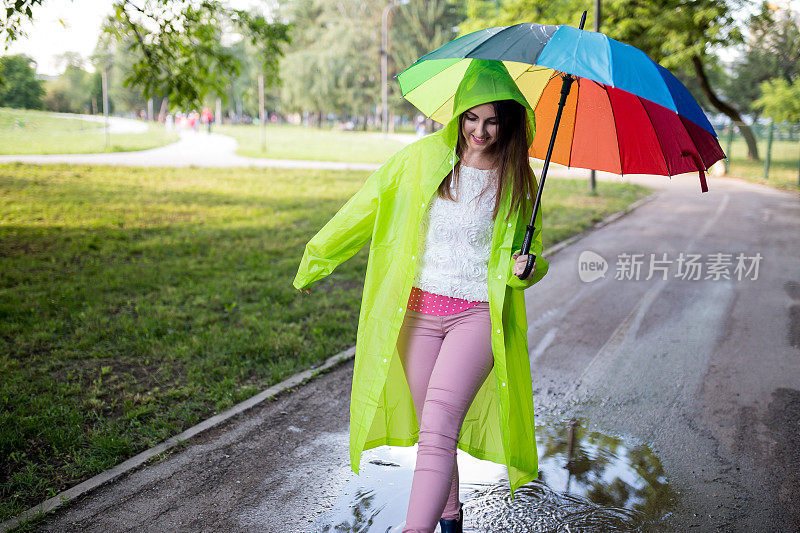 雨中带着伞的美丽女孩