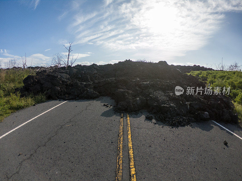 夏威夷火山国家公园，熔岩覆盖道路